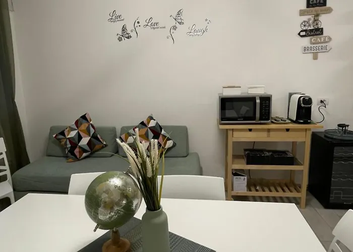 By Foot - House 아파트